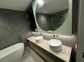 City Meets Bay I Resort Style I 4-Level I Rooftop, Melbourne